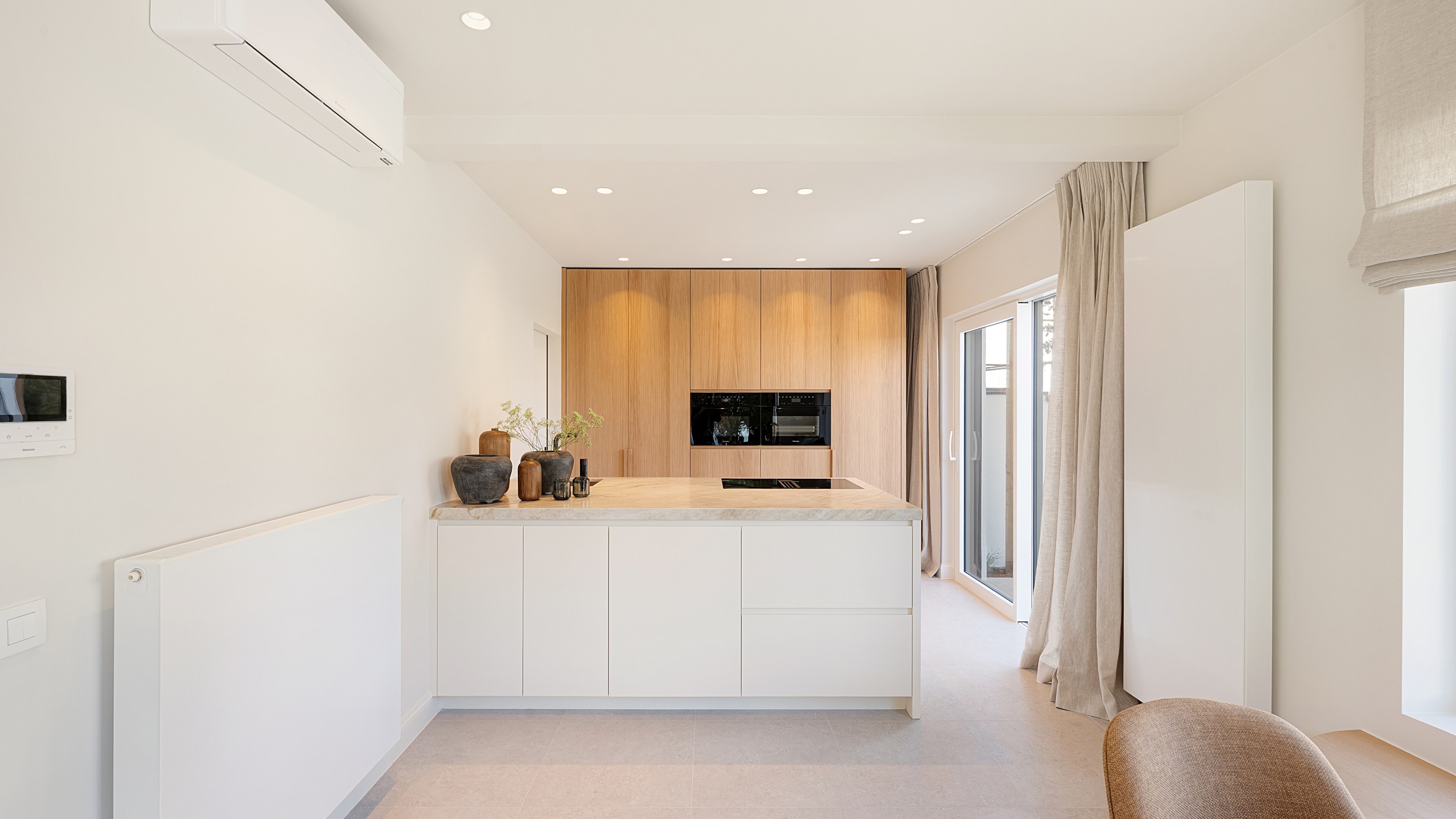 Op een uitmuntende locatie in Duinbergen, op wandelafstand van het strand en de duinen, bevindt zich deze prachtig en hoogwaardig gerenoveerde koppelvilla. 