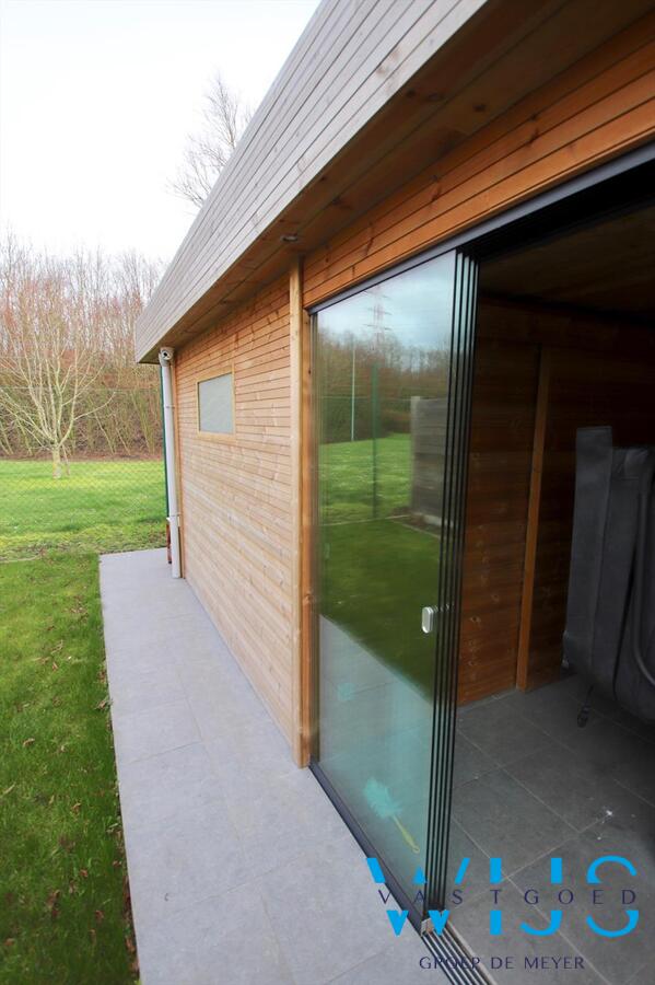 Tot in de puntjes gerenoveerde halfopen bebouwing met lounge gedeelte! 