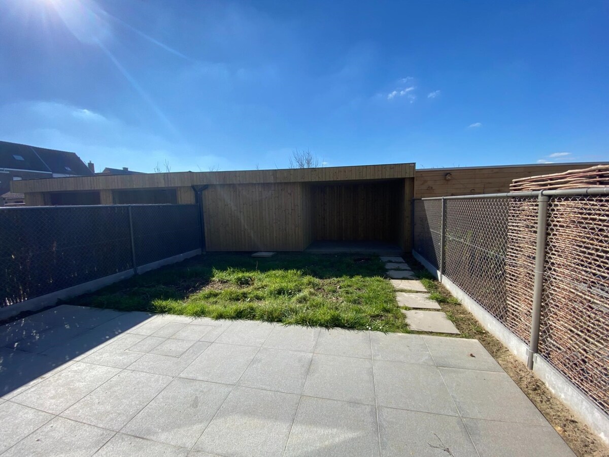 Uitstekend gelegen nieuwbouwwoning met autostaanplaats en fietsenberging 