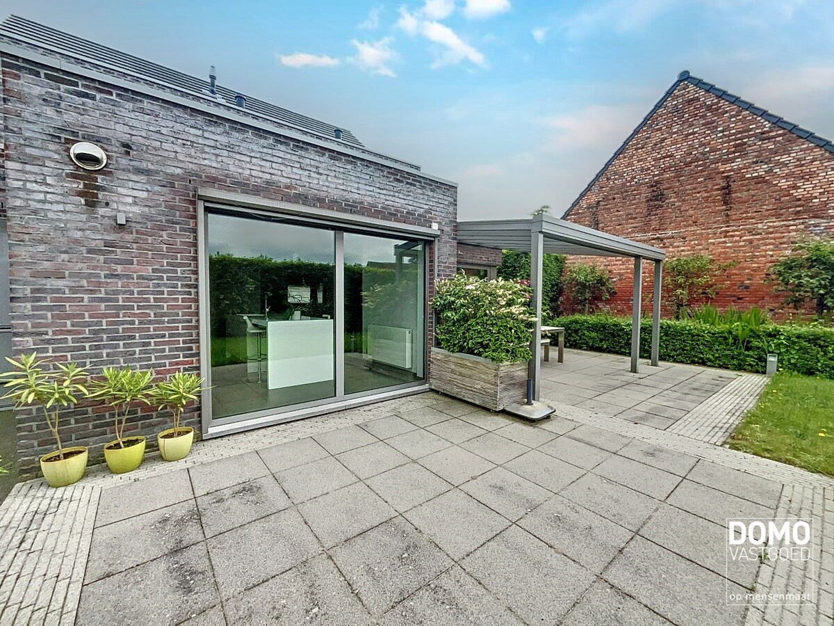 MODERNE OPEN BEBOUWING MET TUIN, INPANDIGE GARAGE EN 2 SLAAPKAMERS TE STOKROOIE 