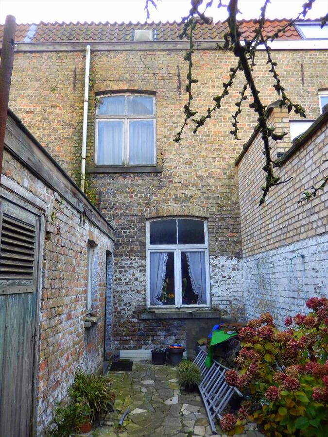 Te renoveren typische Brugse rijwoning met stadstuin 