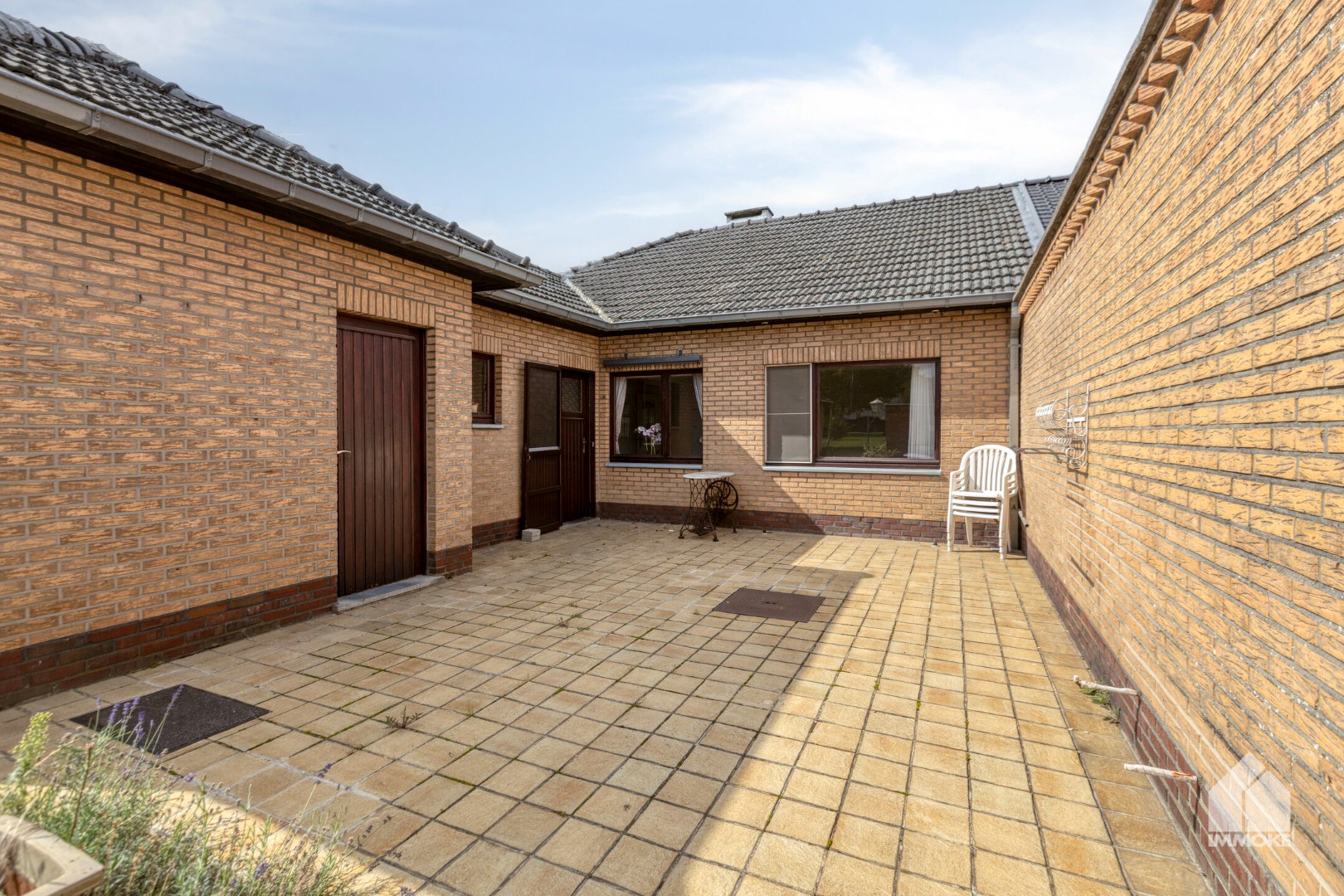 Te renoveren, gelijkvloerse woning op 13a 60ca met 2 slpk en garage. 