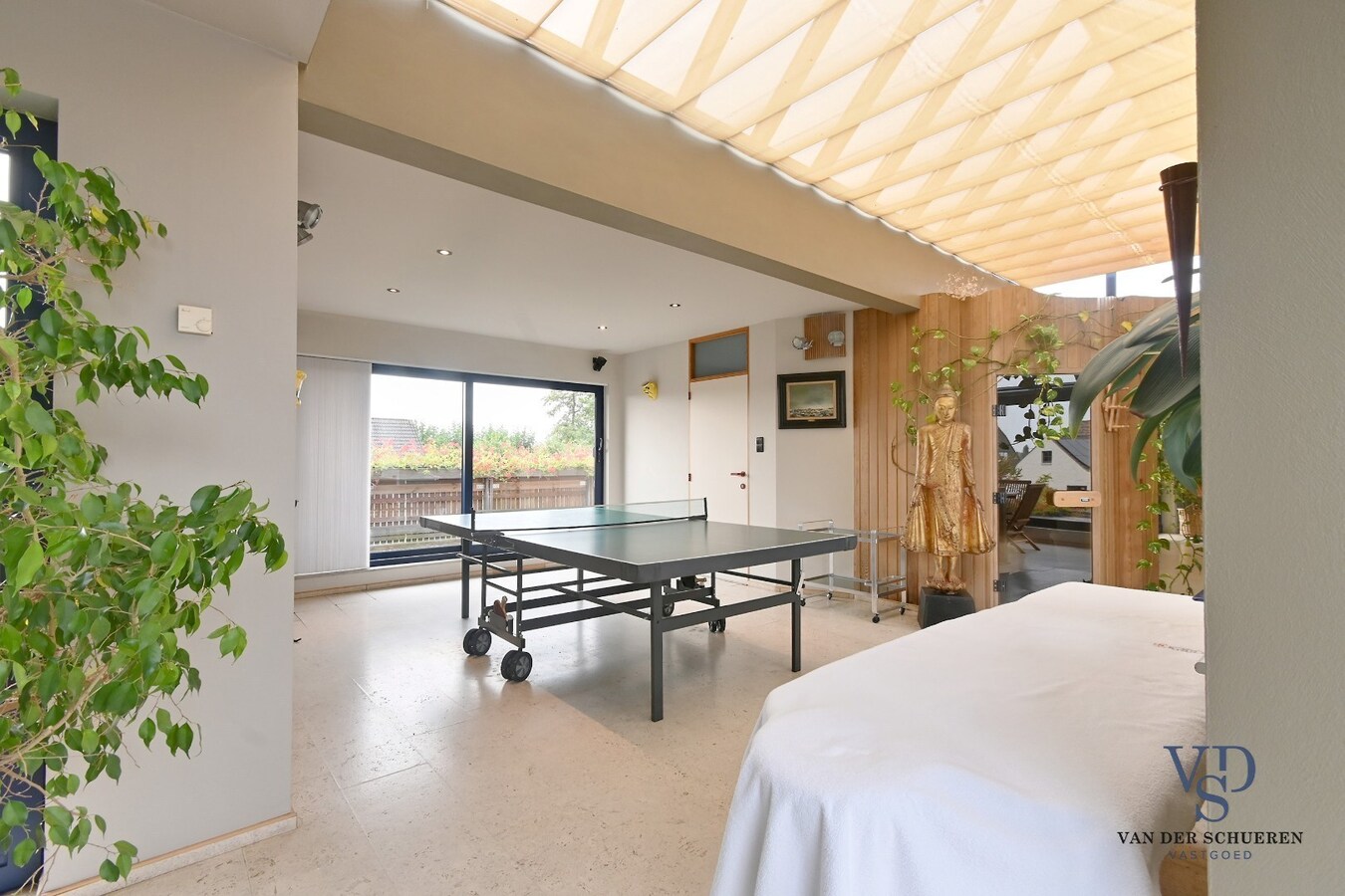 Ruim handelspand met penthouse in villastijl 