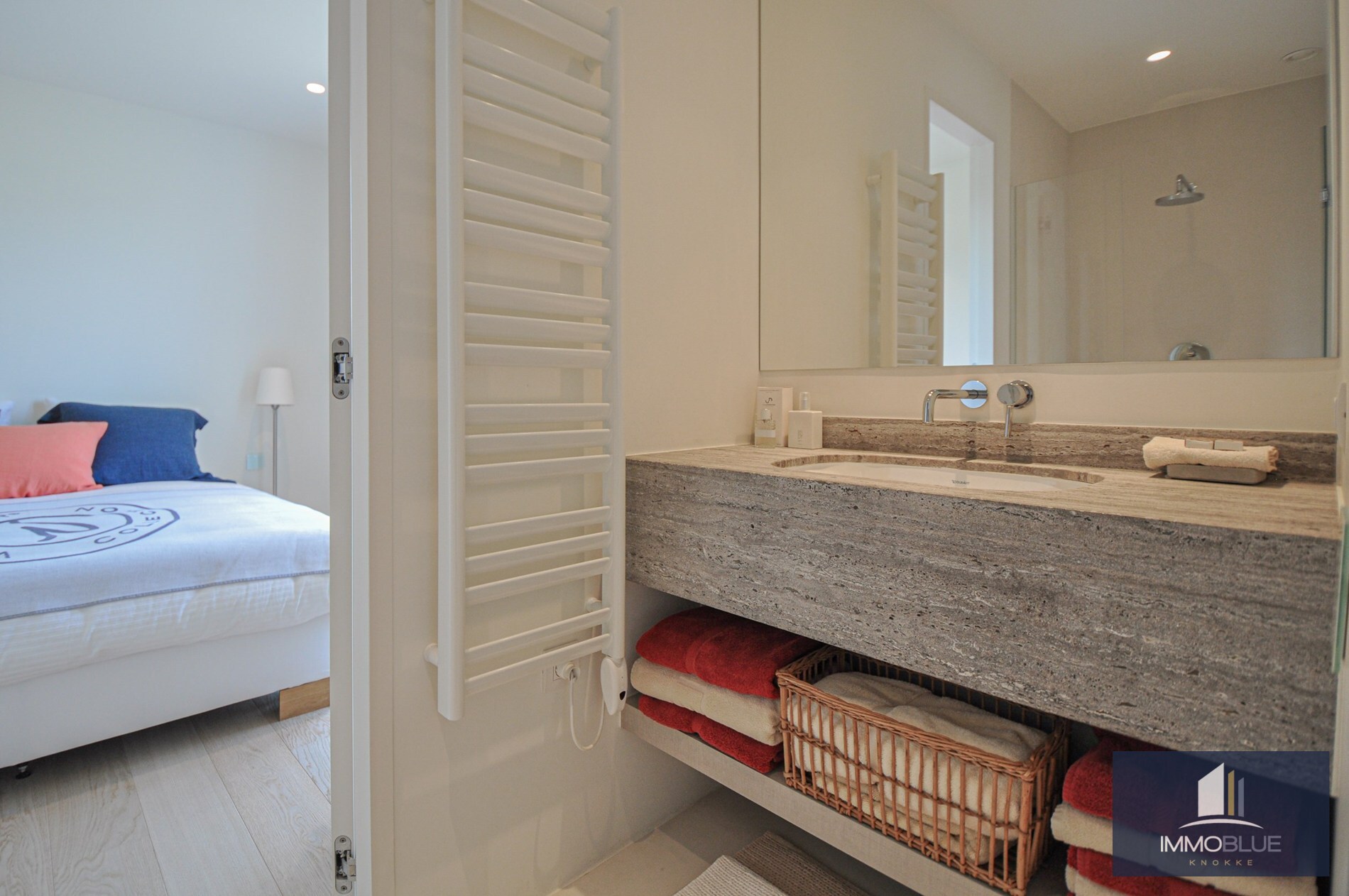 "Sublime appartement d'angle avec de spacieuses terrasses situé dans le prestigieux domaine Tennis Garden." 