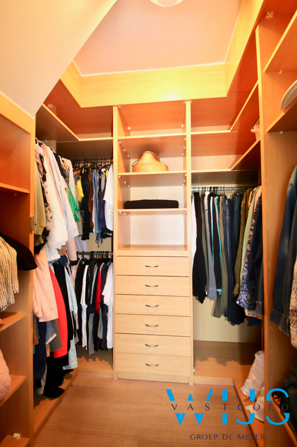 Karaktervol woonhuis met 5 slaapkamers &amp; prachtige tuin te CENTRUM Assenede ! 