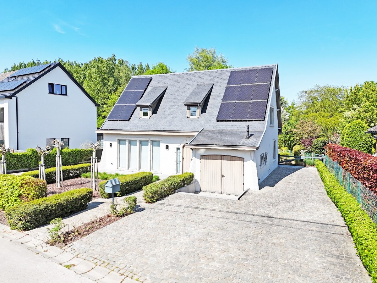 Gerenoveerde villa met zwembad grenzend aan kasteel te Leeuwergem 
