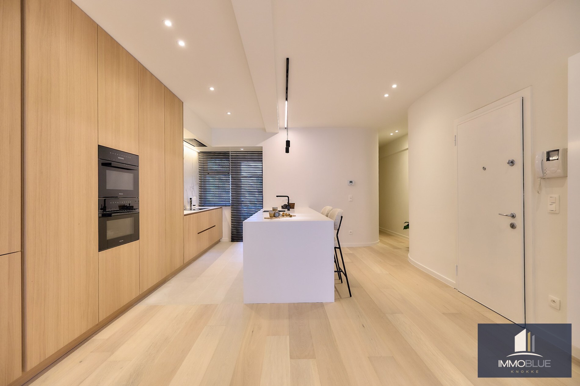 Appartement spacieux, entièrement rénové, avec quatre chambres et vue latérale sur la mer, situé à proximité de la Place Van Bunnen. 