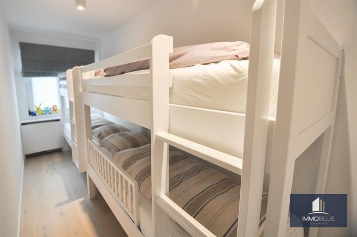 Volledig gerenoveerd, lichtrijk appartement op wandelafstand van zee en het commercieel centrum. 