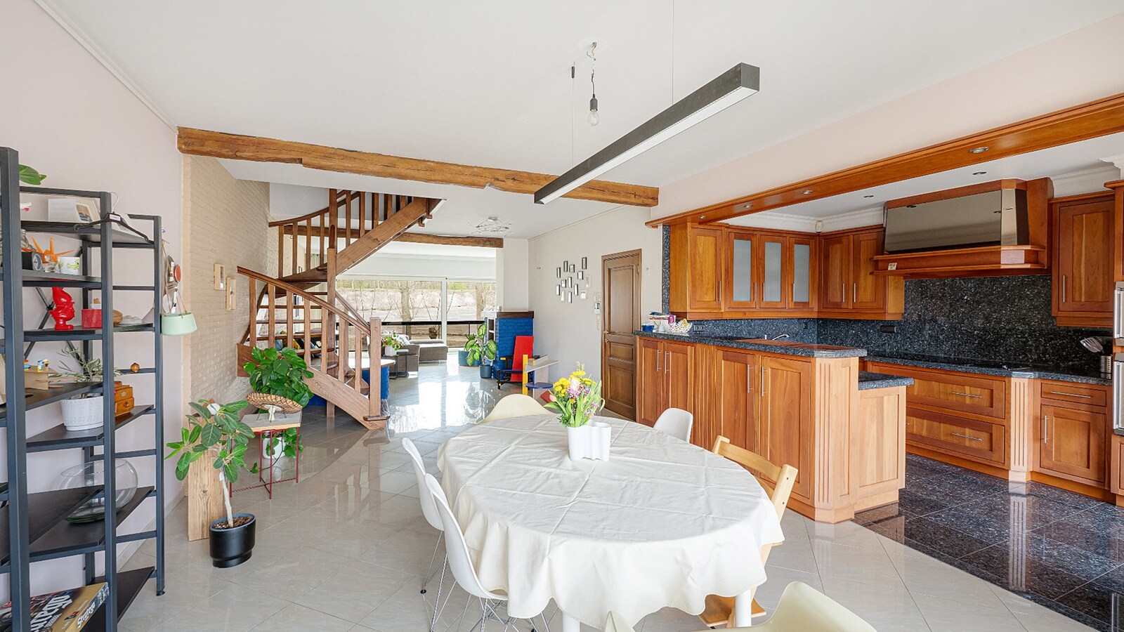 Ruime bel-etagewoning met garage en zonnepanelen in hartje Heist. 