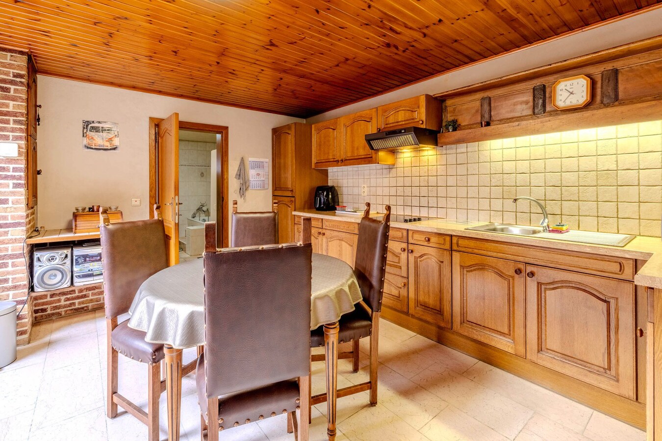 Gezinswoning met 2/3 slpks, ruime tuin en magazijn 