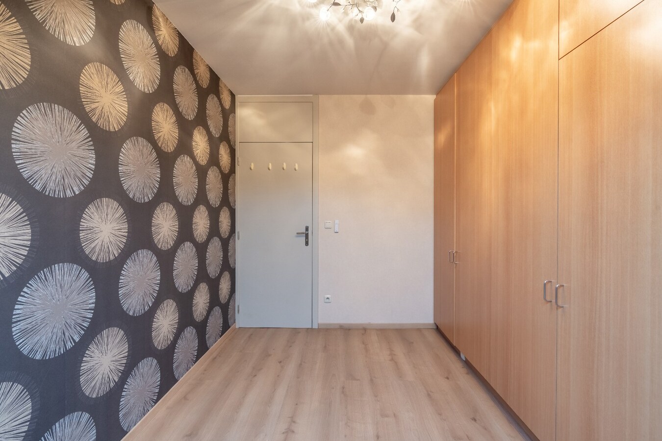 Ruim duplex appartement met 2 slaapkamers en garage. 