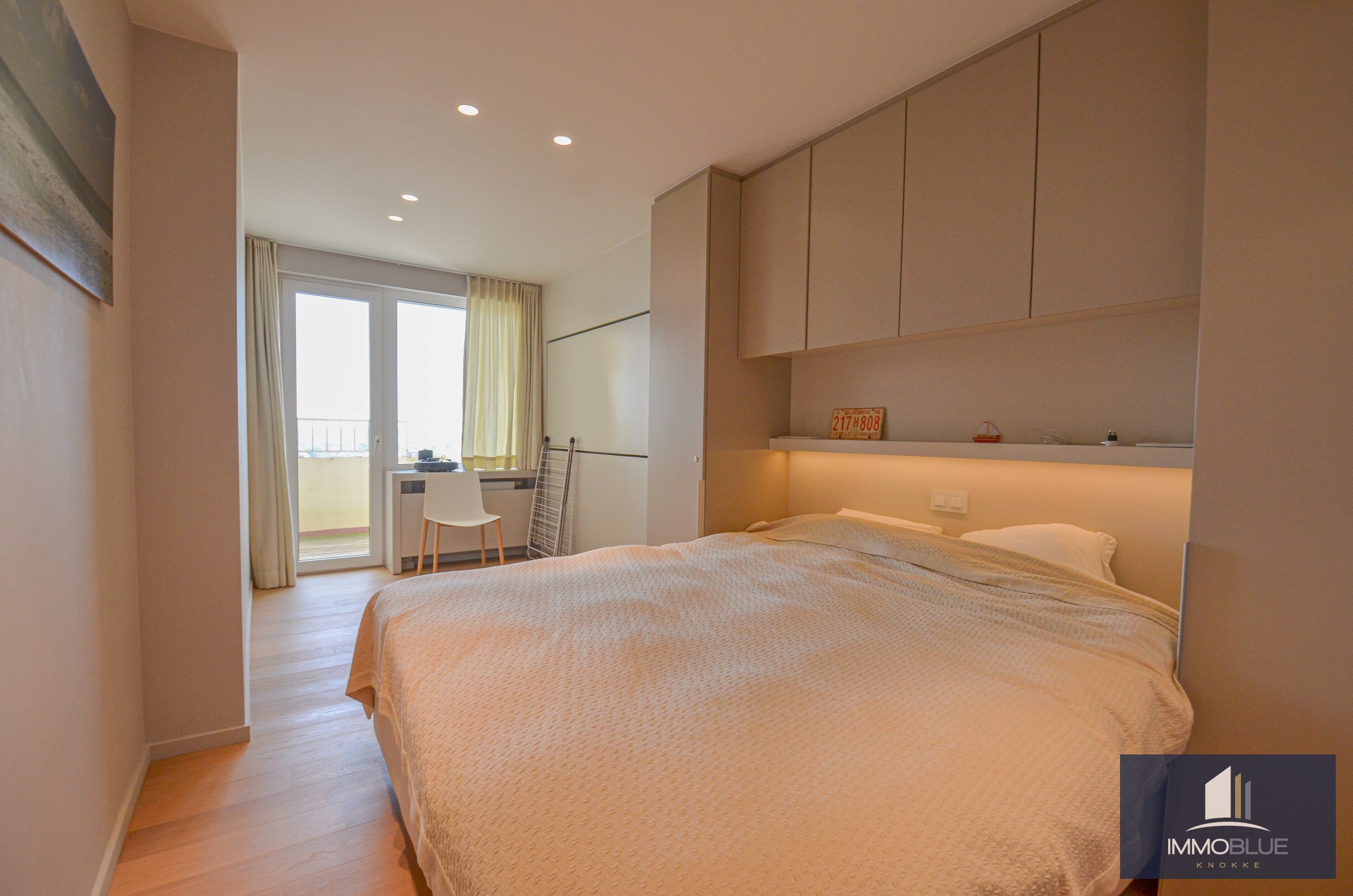L’appartement bénéficie d’une double orientation, avec une vue frontale sur la mer à l’avant et une vue dégagée sur l’arrière-pays à l’arrière. 