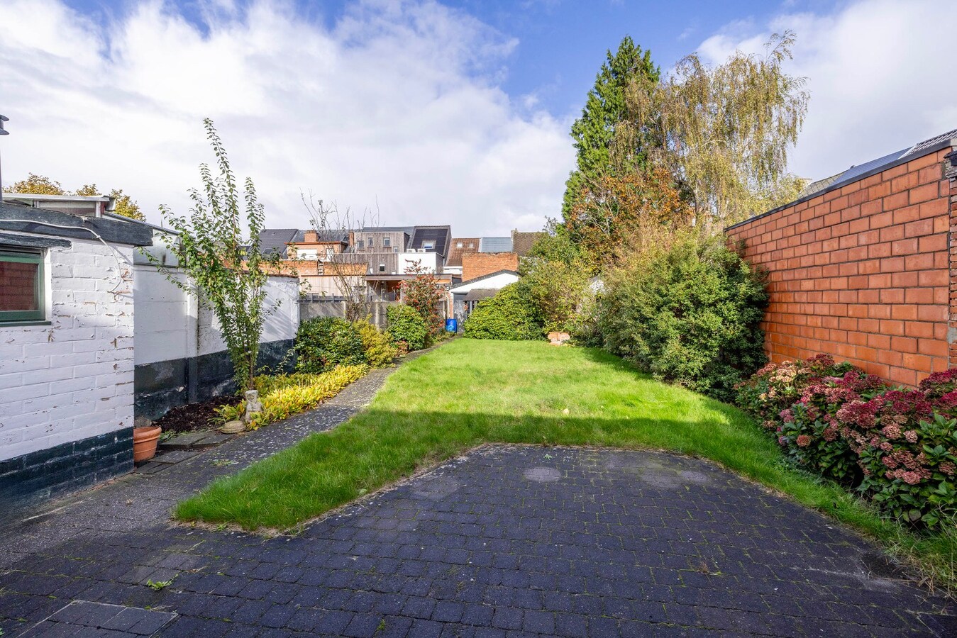 Charmante woning met ruime tuin op toplocatie 