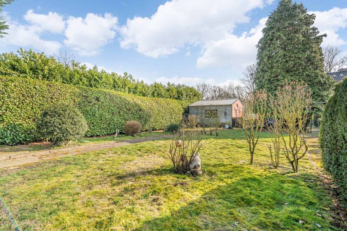 Halfvrijstaande gezinswoning met veel mogelijkheden op een perceel van 8are! 