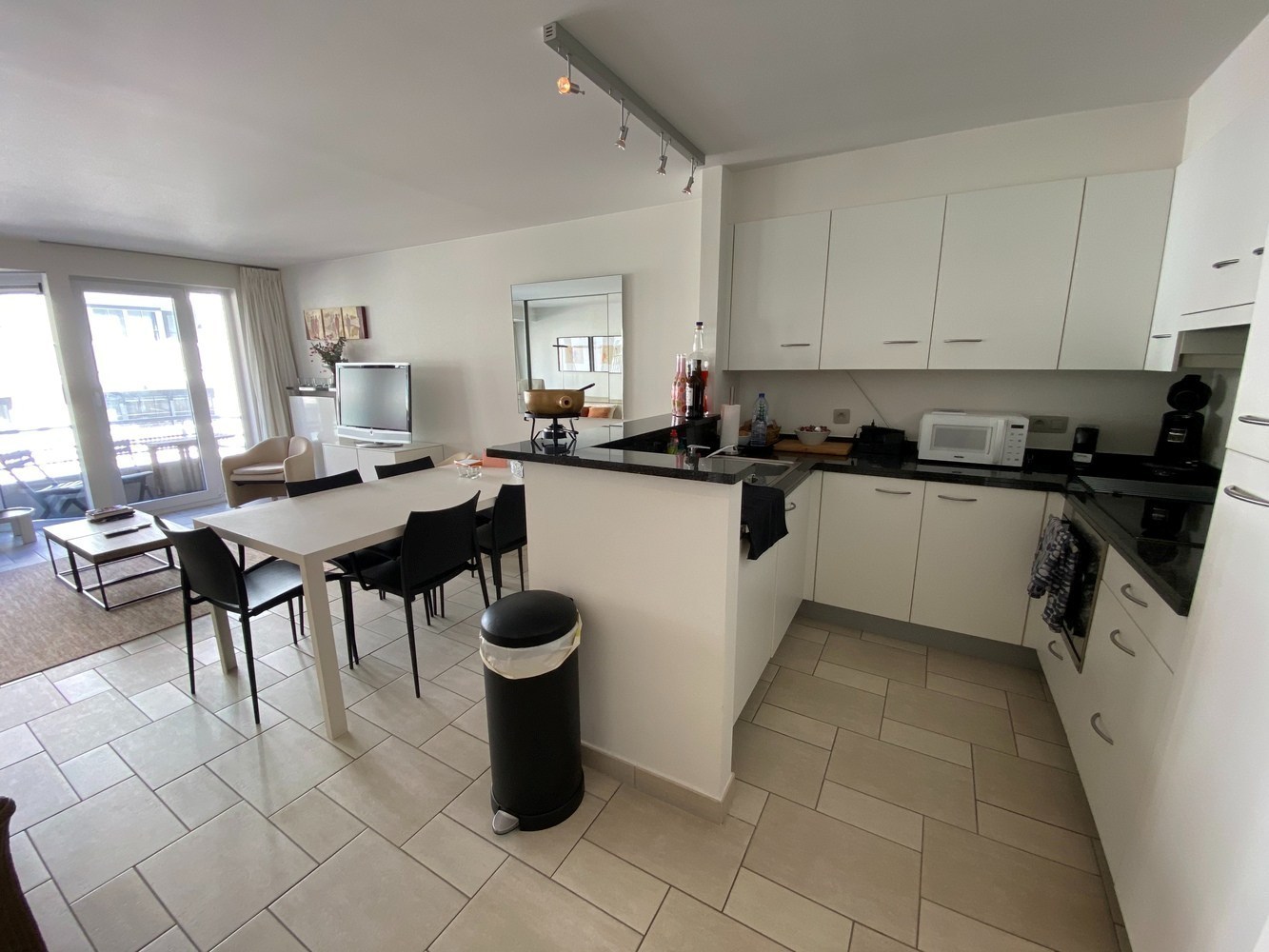 GEMEUBELD - Super gelegen en perfect onderhouden appartement, gelegen in de Van Bunnenlaan. 