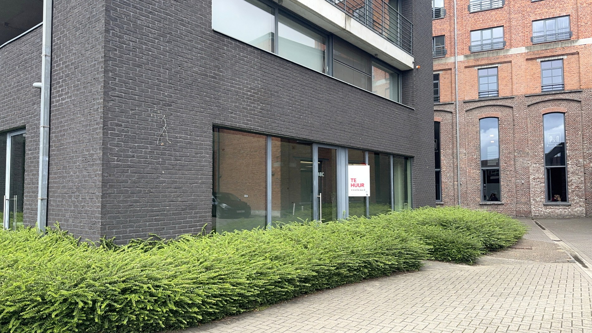 Instapklaar gelijkvloers kantoor te huur nabij station Gent-Dampoort