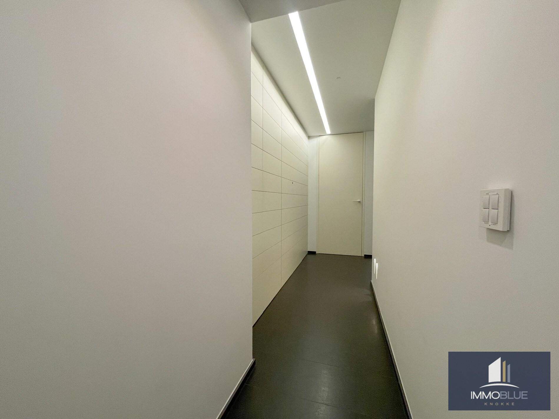 Uitzonderlijk, luxueus afgewerkt hoekappartement met frontaal zeezicht. 