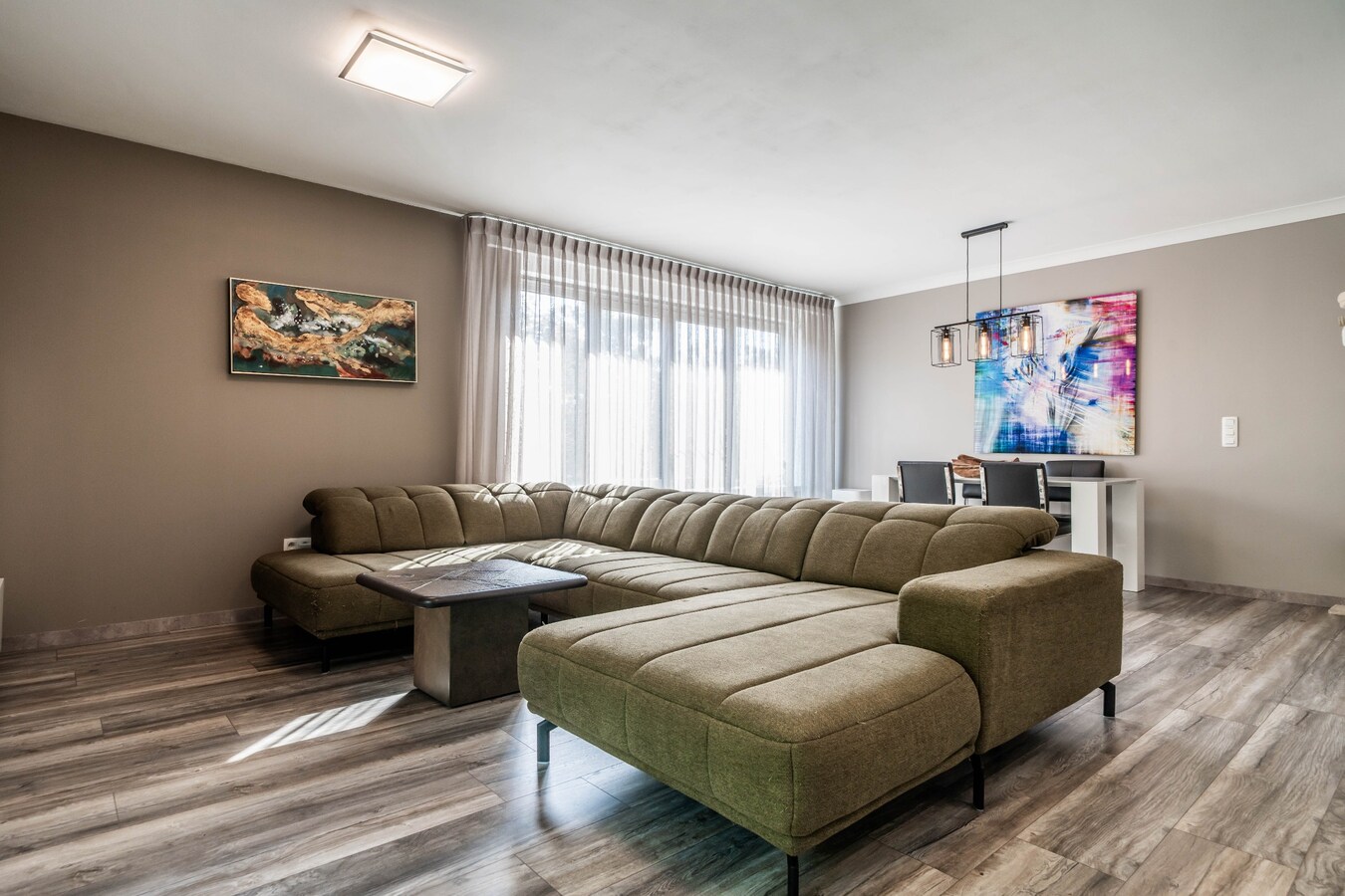 Ruim appartement (125 m²) met 3 grote slaapkamers. Centrum Genk! 