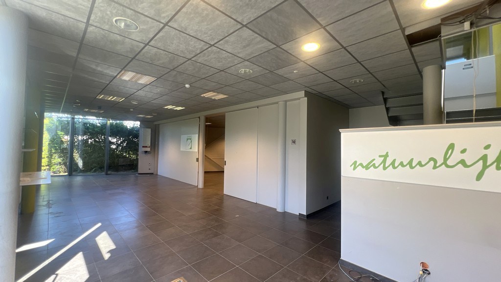 Bedrijfsgebouw met woning te koop vlakbij N60 in Gavere