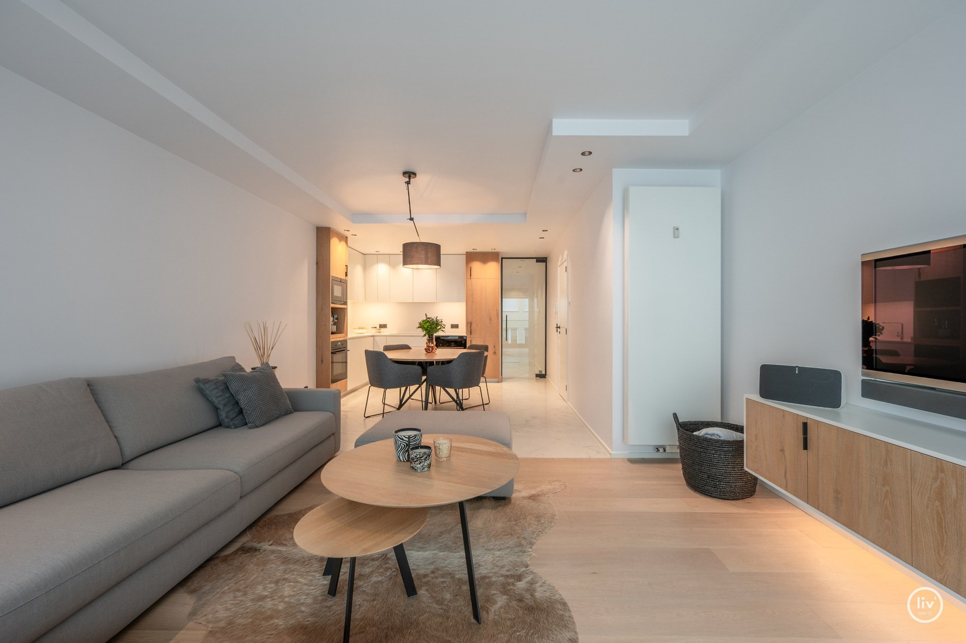 Prachtig gerenoveerd appartement met mooi zonneterras gelegen op de Kustlaan te Knokke. 