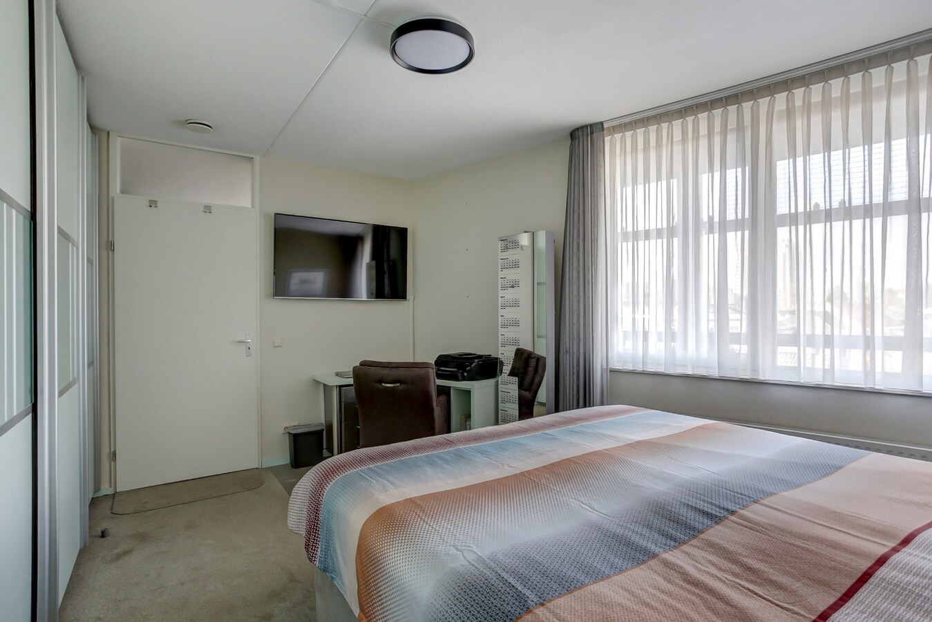 Gelegen in Tilburg ligt dit bijzondere en ruime appartement aan de Besterdring. 