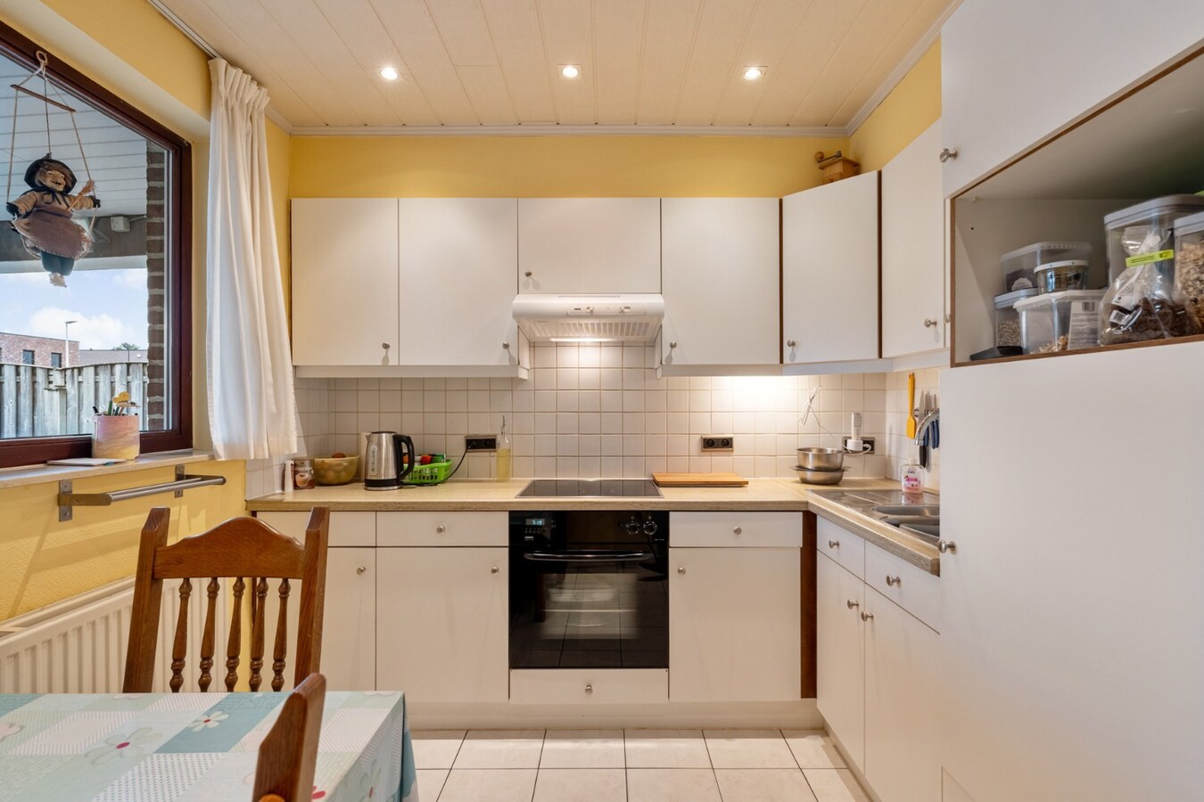 Vrijstaande gezinswoning, gebouwd in 1993 op een perceel van 5a74ca, gunstige ligging vlakbij het centrum. 