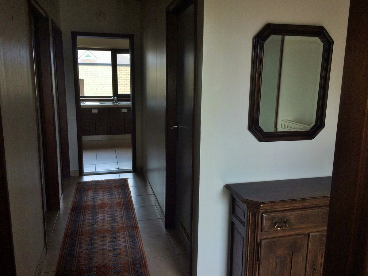 Rustig gelegen gelijkvloerse halfopen woning met 2 slpk's + dubbele garage 