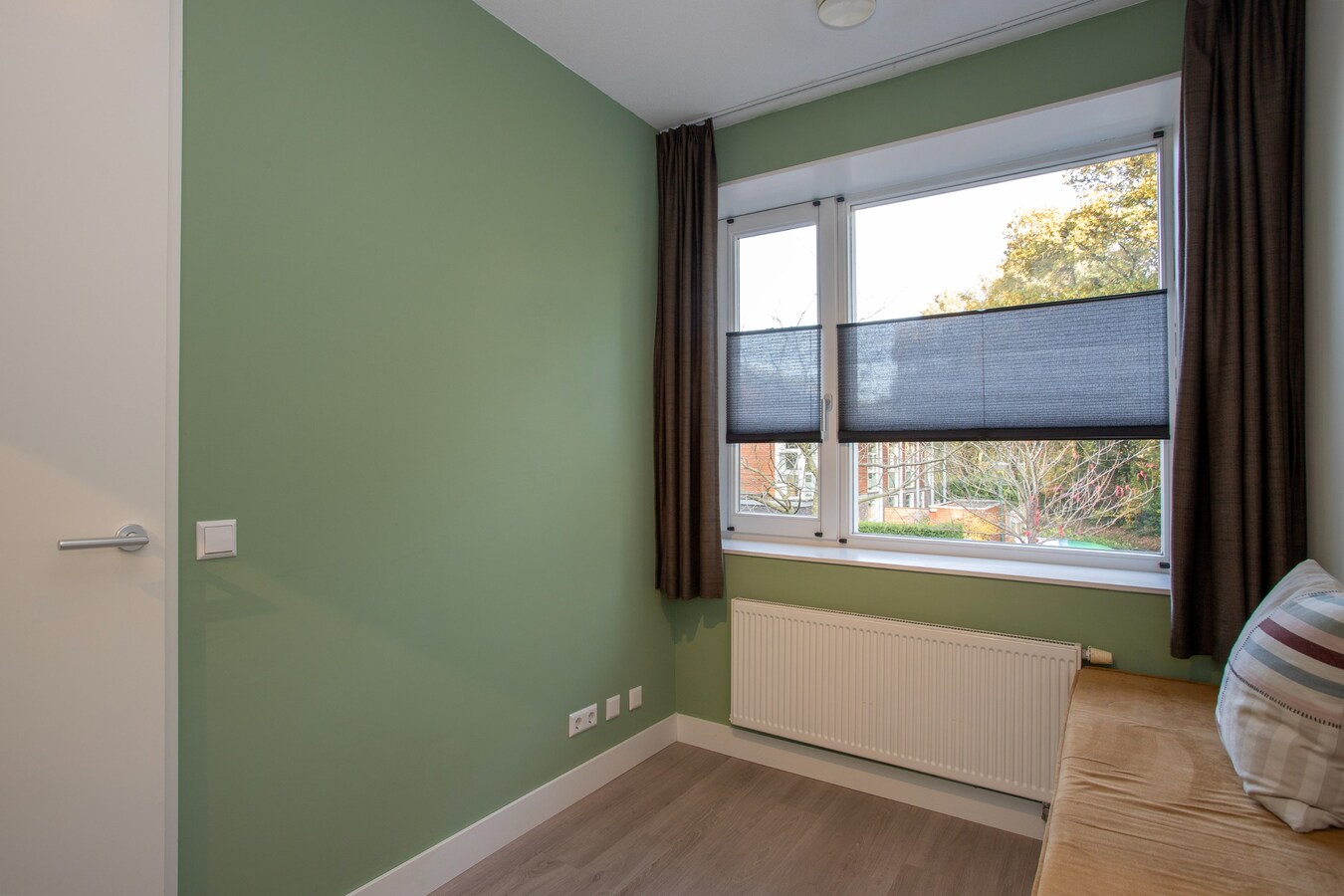 Zeer ruime hoekwoning met volop leefruimte en groen uitzicht in kindvriendelijke wijk! 