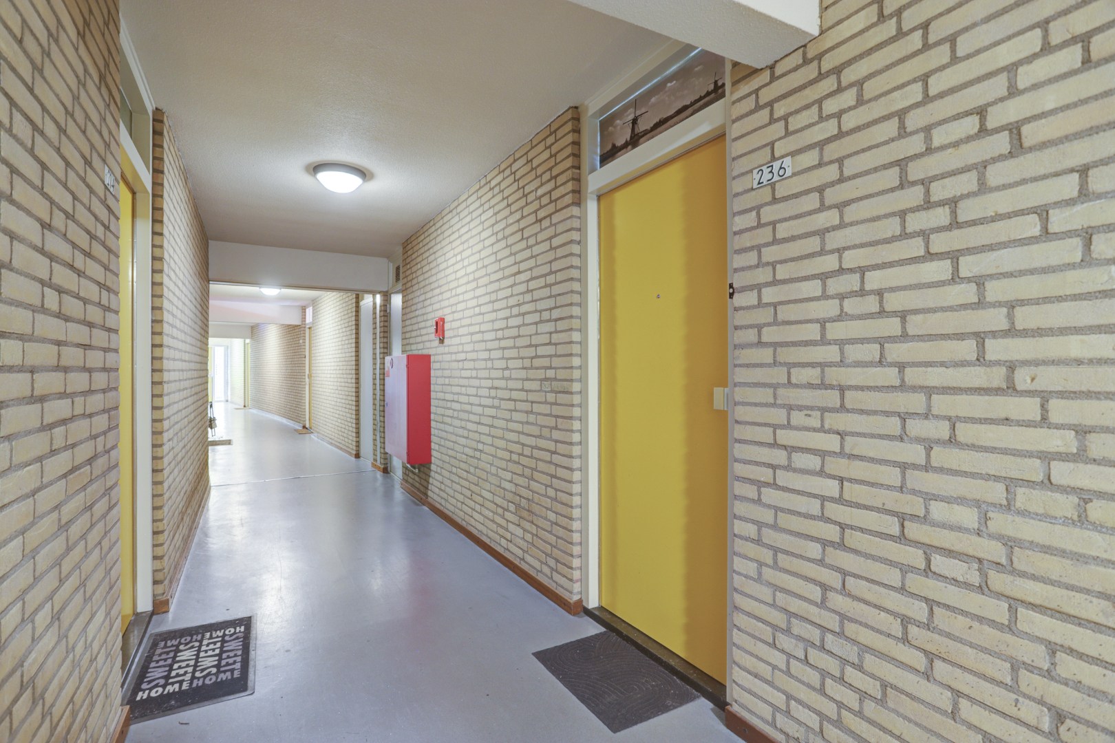 Zonder klussen te betrekken dit 2-kamer appartement op de 4e verdieping met zonnig balkon, moderne badkamer, 1 slaapkamer en berging in de onderbouw! 