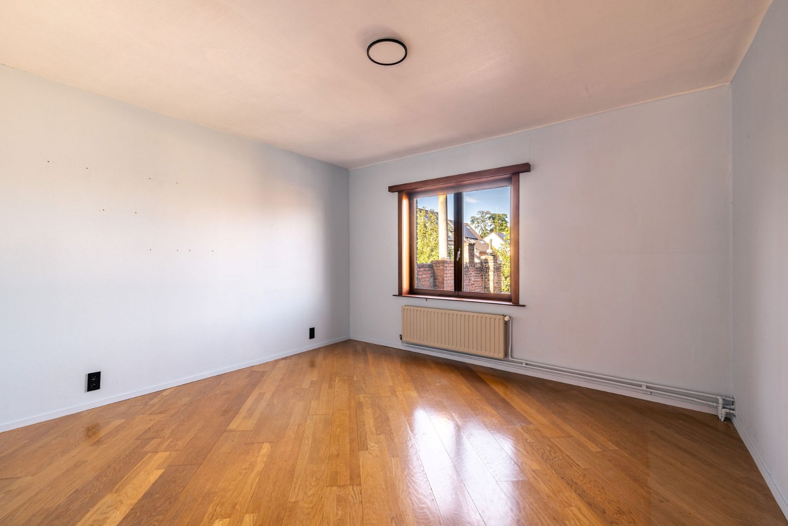 Renovatiepand met 6 slaapkamers, garage en grote zonnige tuin 