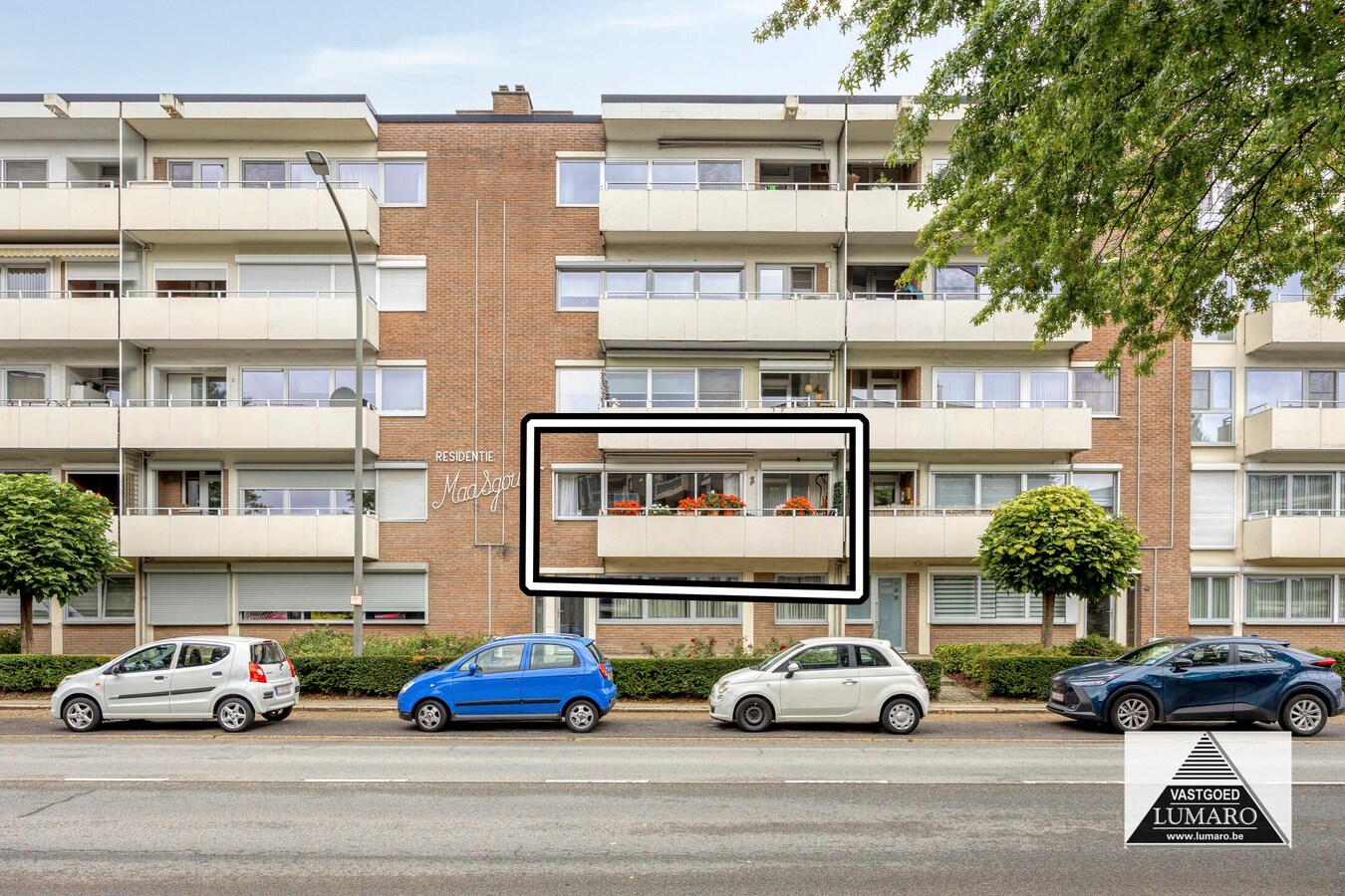 Ruim 3 slaapkamer appartement, met terras en garage 