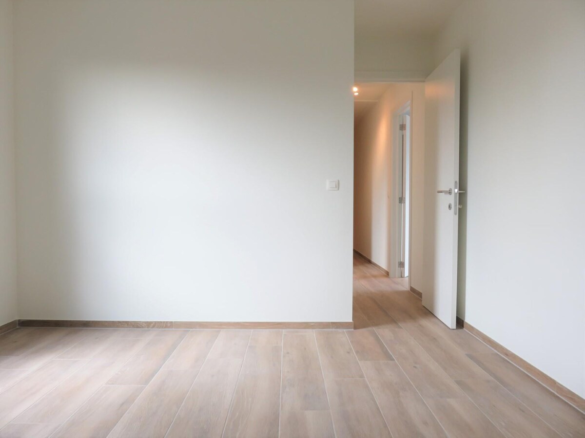 Dakappartement met 2 slaapkamers, terras en autostaanplaats! 