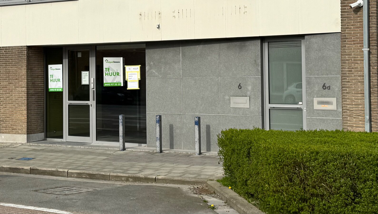 Commerciële toplocatie in Vleteren met burelen, vergaderruimtes en parking 