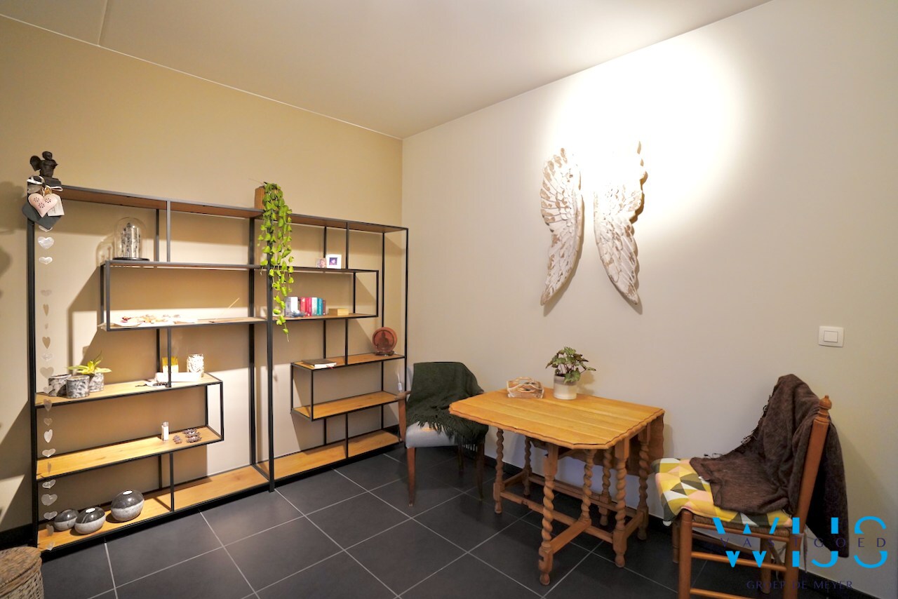 Gelijkvloers appartement met tuin en garage te OOSTEEKLO ! 