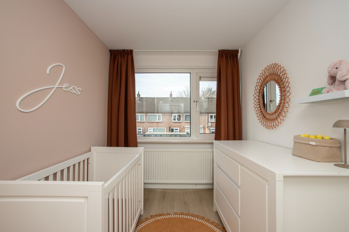 Instapklare tussenwoning waar comfort, ruimte en een fijne woonomgeving samenkomen. 