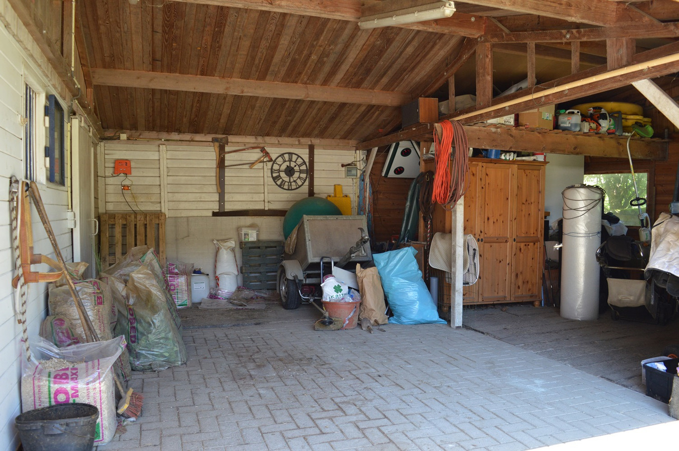 Mooie gezinswoning met stalgebouw en piste op ca. 5400m² te Dworp 