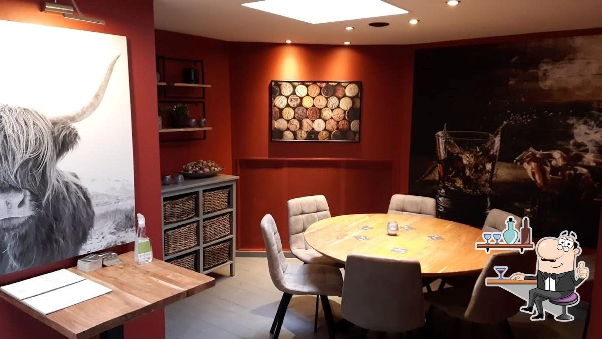 Zeer centraal gelegen opbrengsteigendom in hartje Sint-Eloois-Vijve! 