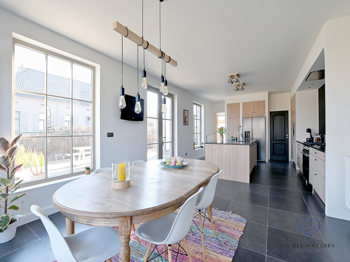 Prachtig gerenoveerde Herenwoning met zwembad te Gavere. 