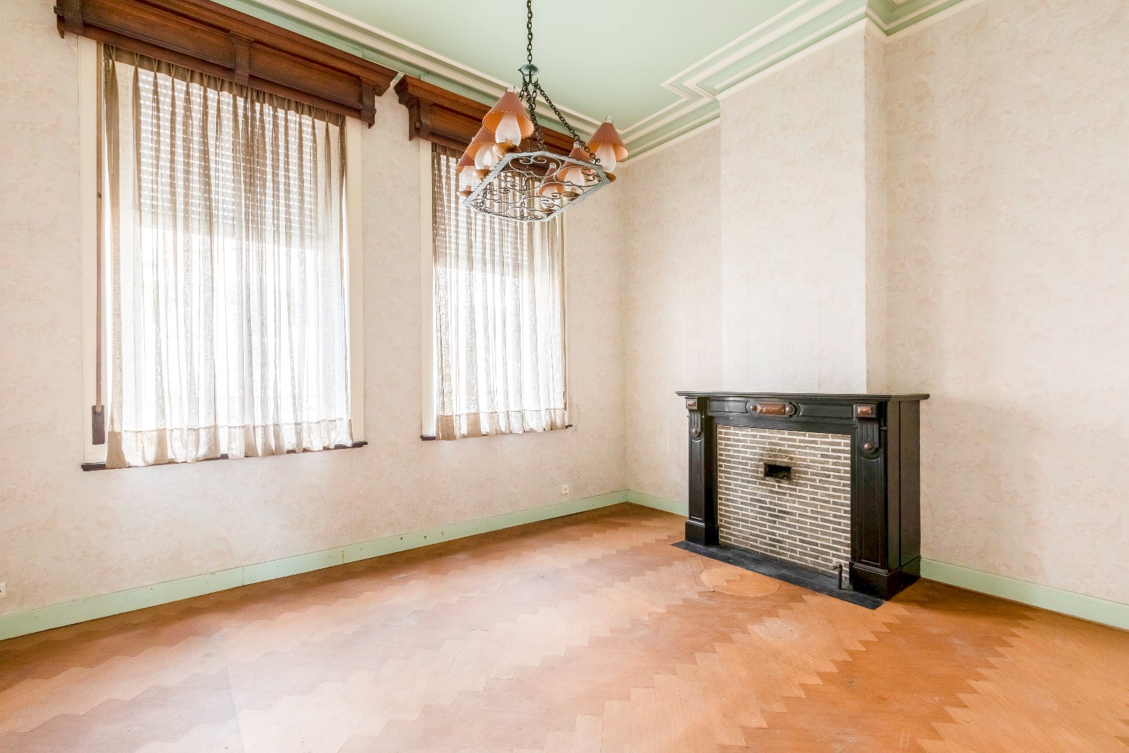 “Te renoveren (erfgoedlening) herenhuis met zelfst. beroepsmogelijkheden. 