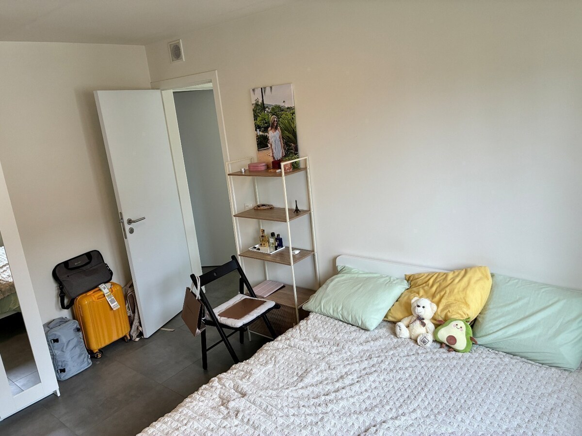 Nieuwbouwwoning op 50m van tramhalte - met terras en tuin ! 