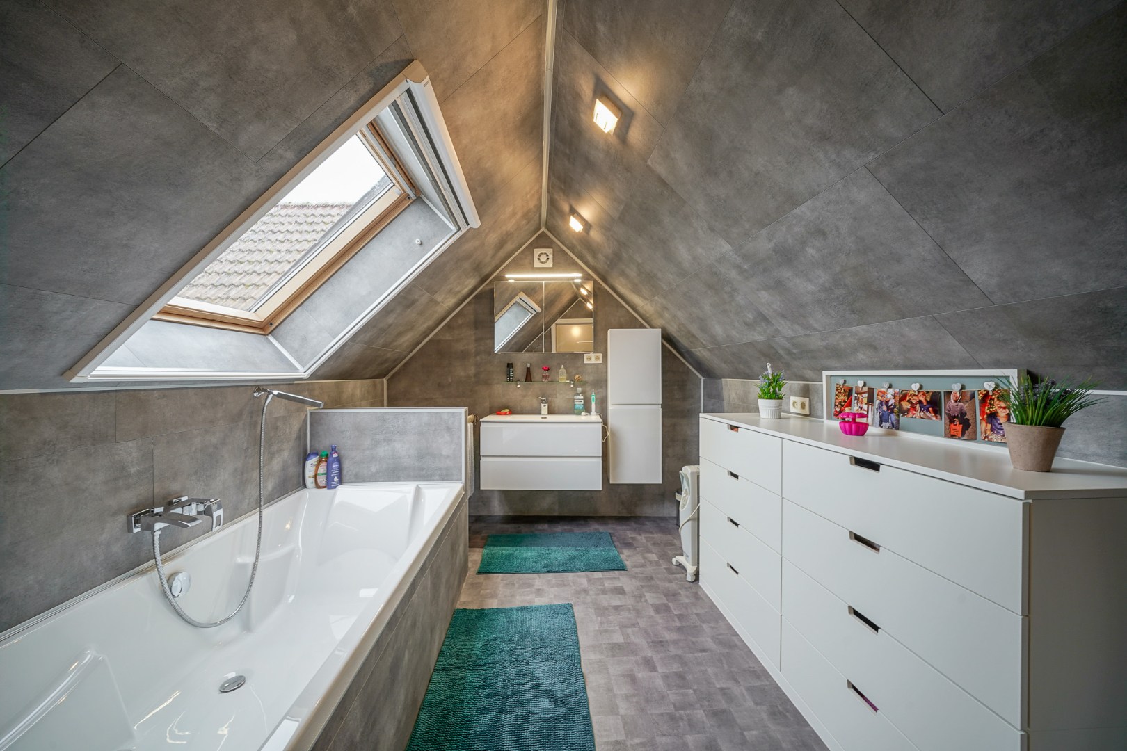Alleenstaande woning op ruim perceel met vernieuwd woongedeelte en loods (80 m²) 