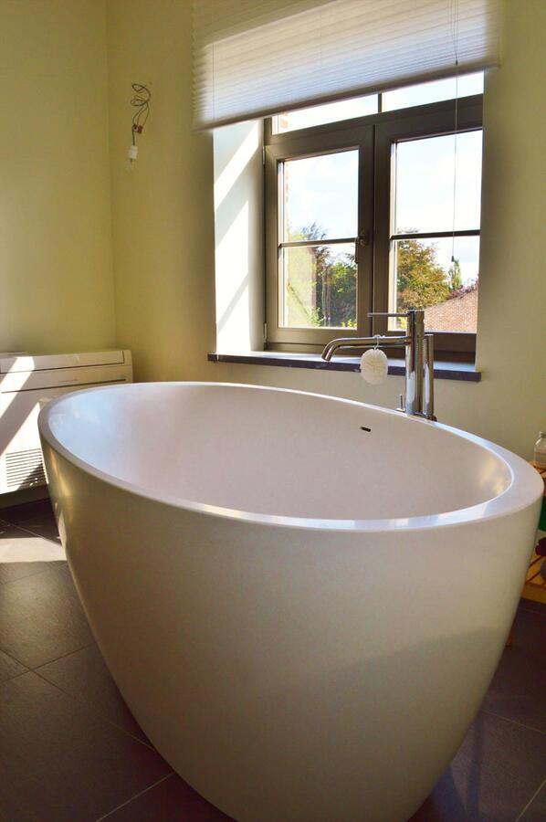 Charmante nieuwbouwvilla met bijgebouwen op 2.340 m² te St-Gillis-Waas. 