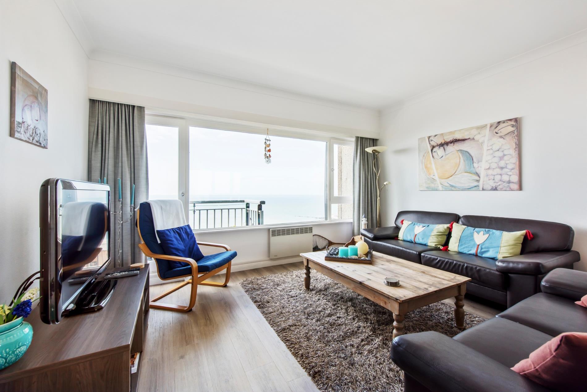 LUXUEUS VAKANTIE APPARTEMENT MET ZICHT OP ZEE EN STAD 