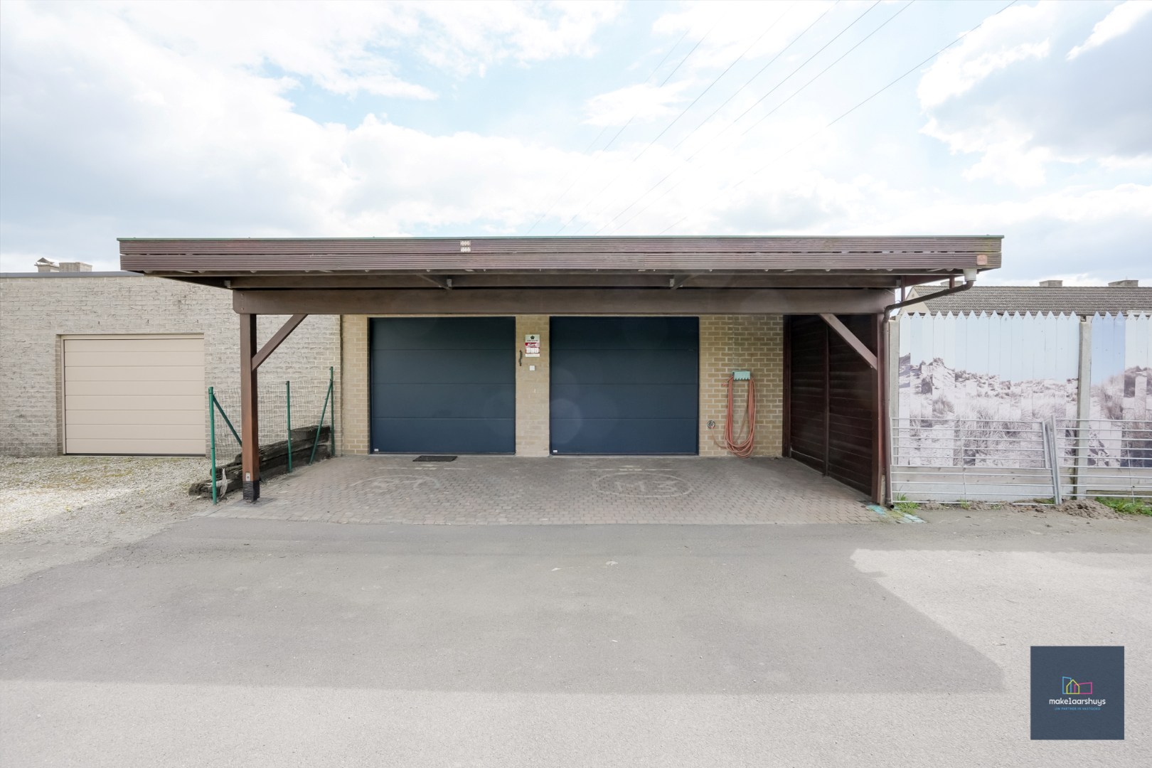 Verzorgde woning in rij met tuin en dubbele garage 