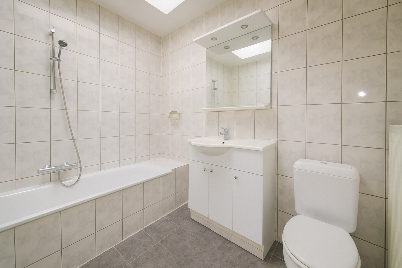 Te koop: Charmante centraal gelegen stadswoning met vijf slaapkamers in hartje Sint-Niklaas! 