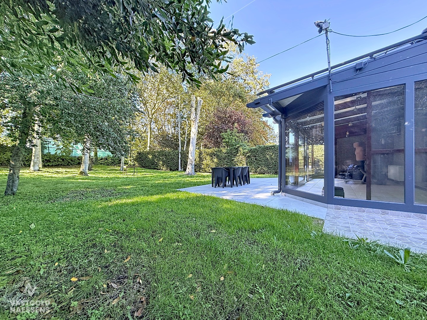 RUIME BUNGALOW MET TUIN EN GARAGE 