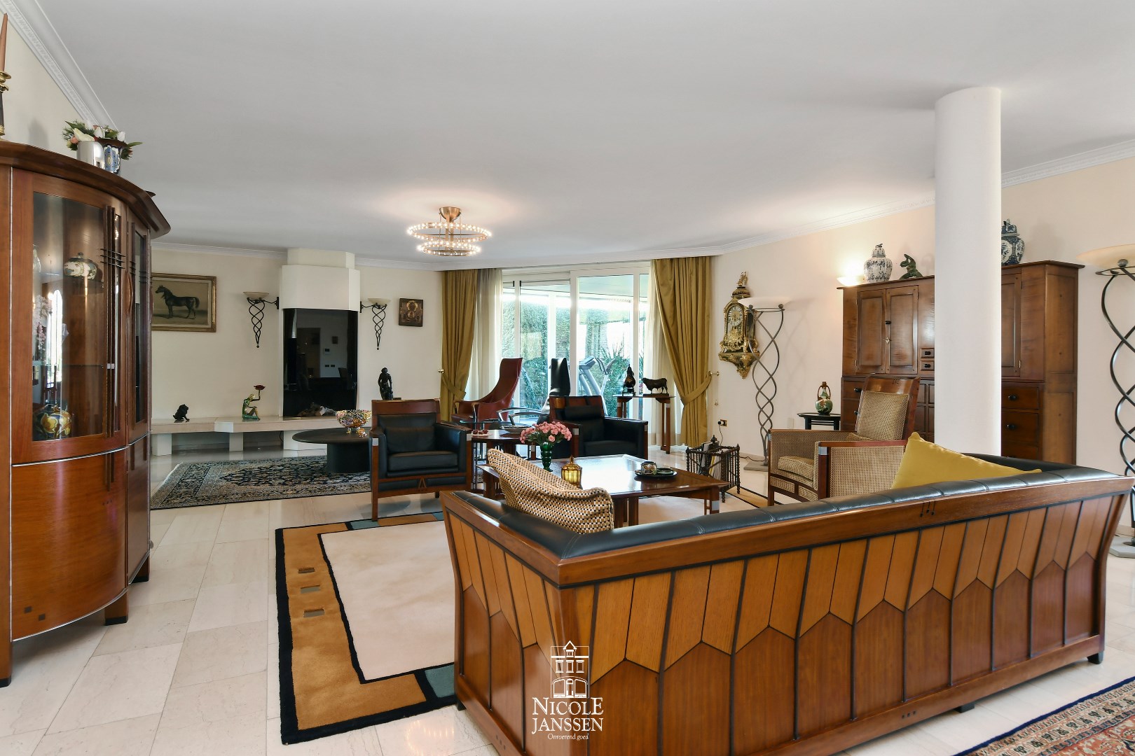 Veel natuurlijk lichtinval door de grote raampartijen