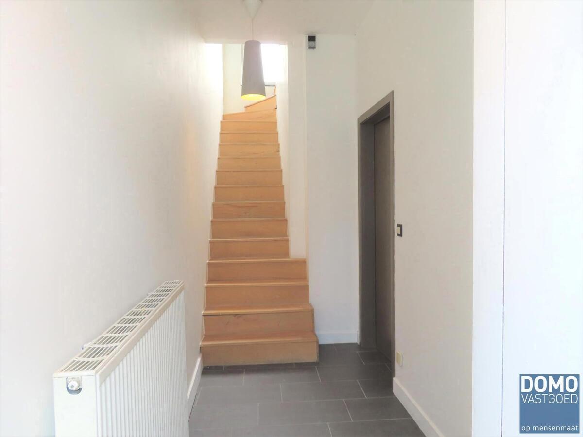 Gerenoveerde rijwoning, centraal gelegen in Hasselt. Vlakbij het centrum van Hasselt, openbaar vervoer, scholen, winkels en autosnelwegen. 