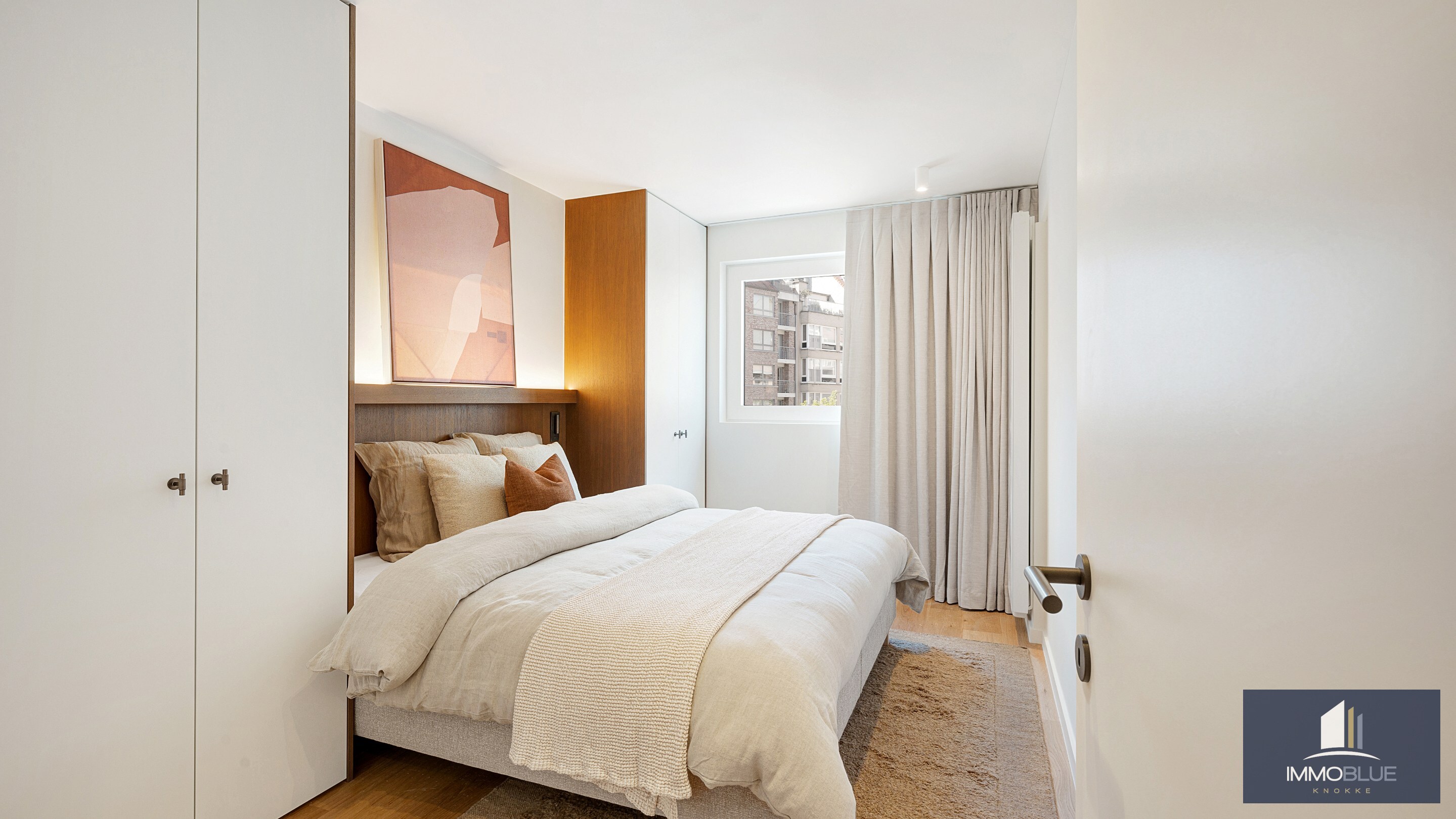 Uitzonderlijk hoekappartement, gelegen in de Zoutelaan, met een gevelbreedte van ca. 16 meter en biedt een open uitzicht op de Lippenslaan. 