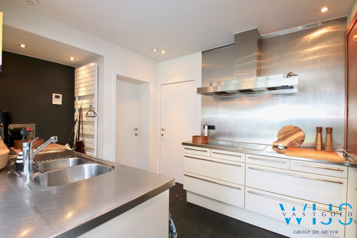 Karaktervol woonhuis met 5 slaapkamers &amp; prachtige tuin te CENTRUM Assenede ! 